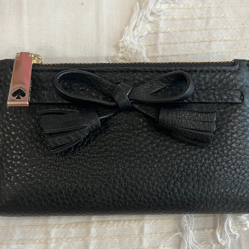 A cute kate spade wallet barely used in great condition
